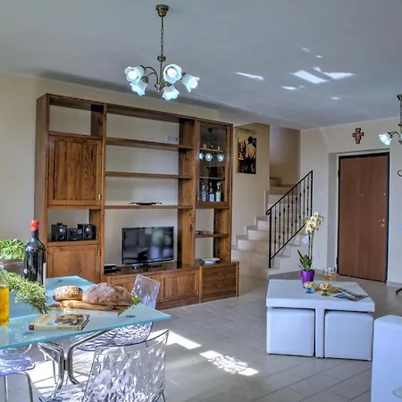 San Lorenzo - Hilltop With Private Pool, Jacuzzi & Airco *