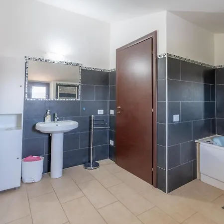 San Lorenzo - Hilltop With Private Pool, Jacuzzi & Airco