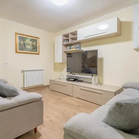 San Lorenzo - Hilltop With Private Pool, Jacuzzi & Airco וילה
